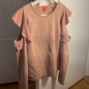 Guess blus - En gullig blus från Guess med med öppna axlar. Den är aldelles för liten för mig därav säljer jag den. Nypris runt 900