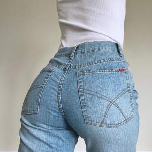 Vintage jeans. Strl W28. Midjemått: 68 cm, Innerbenslängd: 75 cm. Fint skick! Se även mina andra annonser, 3 för 2 på allt! 💫