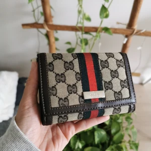 Plånbok - Plånbok i fint skick lite sliten vid kanten som man kan se på bilderna. 