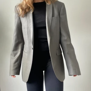 Oversize kavaj - Grå herrkavaj storlek 44 (motsvarar ca herr M) - passar som oversize kavaj på dam. Jag på bilden är en dam S.  Säljer en till grå oversize kavaj av ett annat märke också, se min sida ifall den passar dig bättre i smaken :)