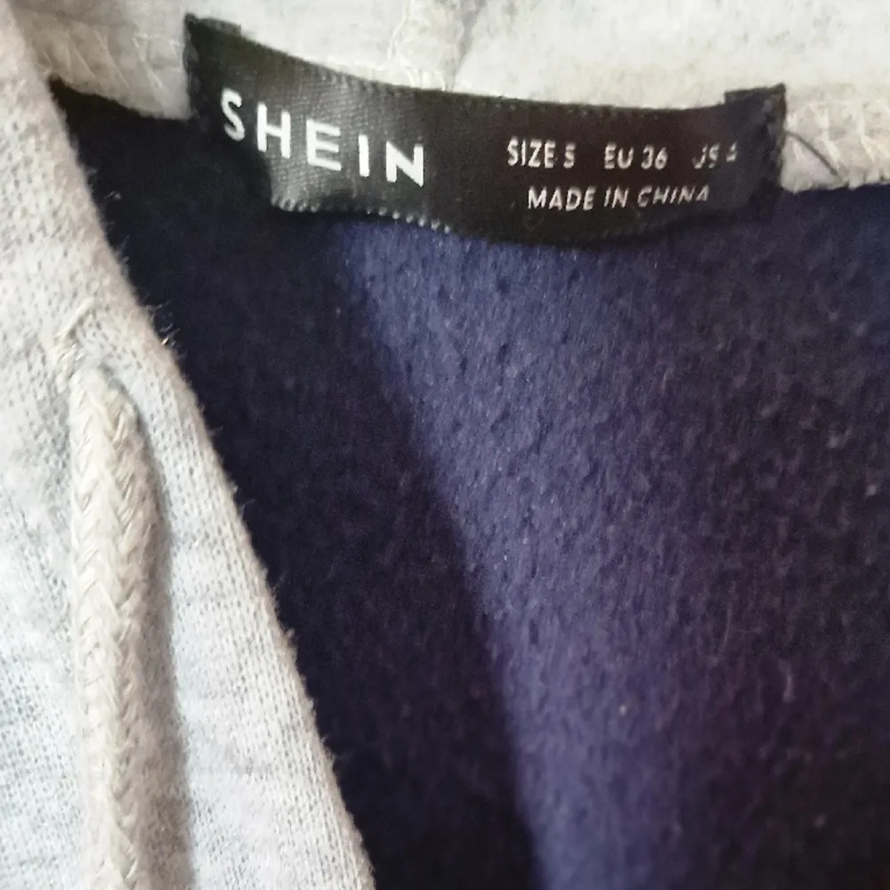 En hoodie från shein  I bra skick , använd fåtal gånger  För mer bilder tveka inte att höra av er eller om ni har andra frågor ⭐️. Tröjor & Koftor.