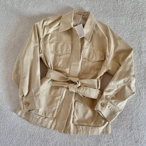 & Other Stories beige vårjacka - Ny med tags kvar, utan anmärkningar.