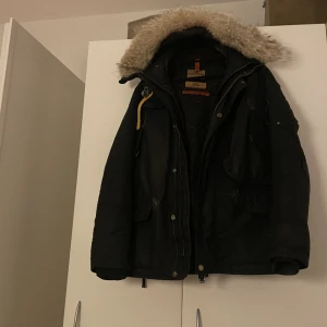 Parajumper herr - Använd sparsamt 2 vitrar. Stl M herrmodell. Nypris 10999kr  Kan posta vart som skriv för fler bilder!