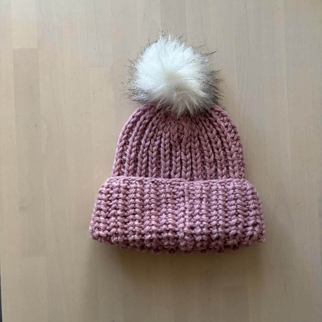 Stickad mössa med toffs (vuxen)