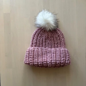 Stickad mössa med toffs (vuxen) - Egenstickad mössa med toffs. För vuxen