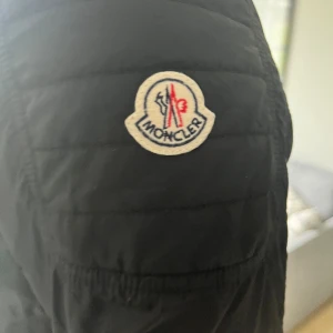 Moncler  - Säljer denna Moncler Donatien str 5 vårjacka åt min pappa,inga fläckar eller hål (bra skick)😊storleken är som en normal large.  Skriv om ni har några frågor !❤️ofrodrad vårjacka och självklart äkta!!