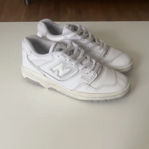 New balance 550  - New balance 550 white/grey i storlek 40,5. Köpta från Asos och sparsamst använda, skick 9/10. Hör av dig om du är intresserad eller har fler frågor😁 /Filip   