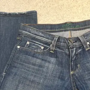 Jättefina lågmidjad raka jeans. Köparen står för frakt, använd gärna köp nu💗