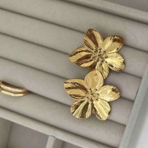 Örhängen - Blom örhängen, rostfritt stål. Aldrig använda🌼