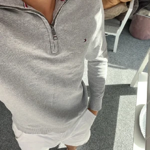 Tommy Helfiger tröja - Tjena! Nu säljer jag en jätte fin half zip tröja från tommy hilger. Skicket på tröjan är 9/10. Tröjan är i storlek M. Tröjan är även i compact cotton material som är skönt att ha på sig. Tveka inte att höra av dig vid frågor!