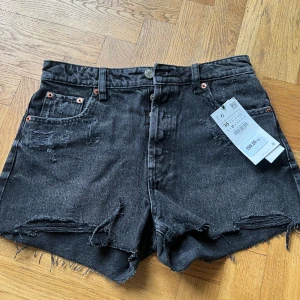 Oanvända jeansshorts från Zara  - Snygga oanvända shorts från zara, stolek 36! Prislapp kvar🥰(lite gråsvarta i färgen)