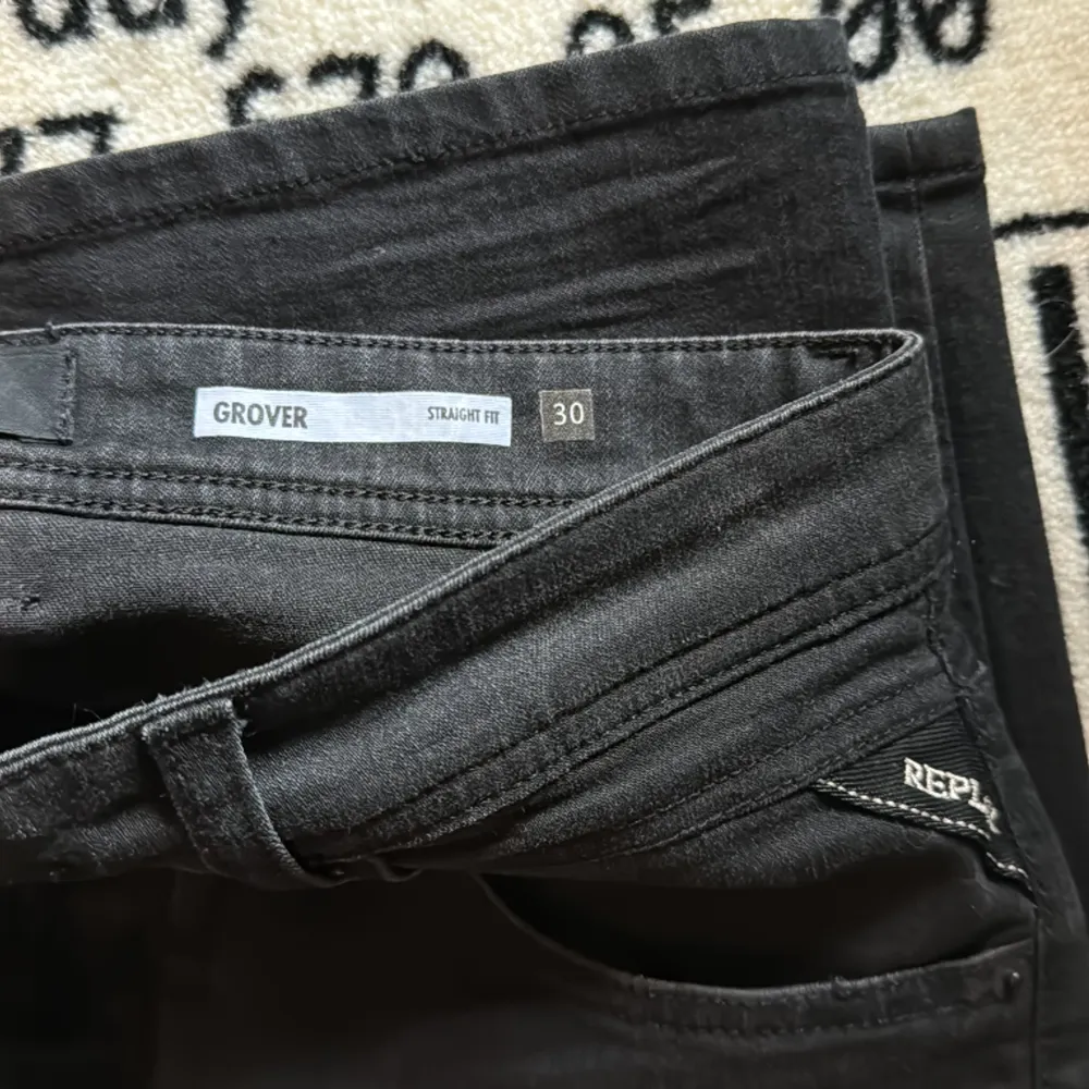 Replay Grover Jeans | Utmärkt skick, inga tecken på användning | Storlek 30/32 | Säljes för endast 399kr | Modellen på bilden är 180cm | Hör av er vid fler frågor 🤝🏼. Jeans & Byxor.