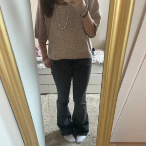 Snygga gråa jeans - Snygga Lågmidjade mörk gråa jeans