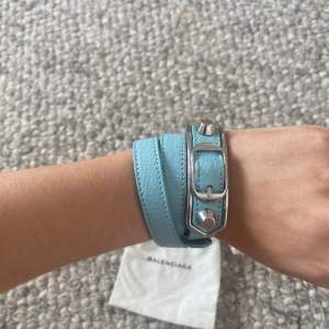Blått Balenciaga armband som e jättesnyggt till våren 