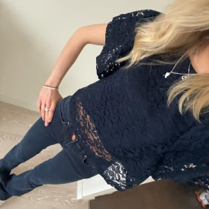 Mörkblå spetstopp  - Superfin mörkblå spetstopp med volanger på ärmarna💕 köpt secondhand och står tyvärr inget märke i 