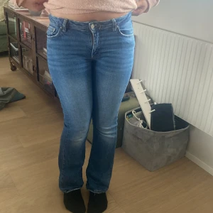 snygga lågmidjade bootcut jeans - Ginayoung, storlek 158, lågmidjade bootcut blåa jeans, riktigt snygga passar till alla outfits köptes nya för 399kr. Bra skick inte använda så mycket.