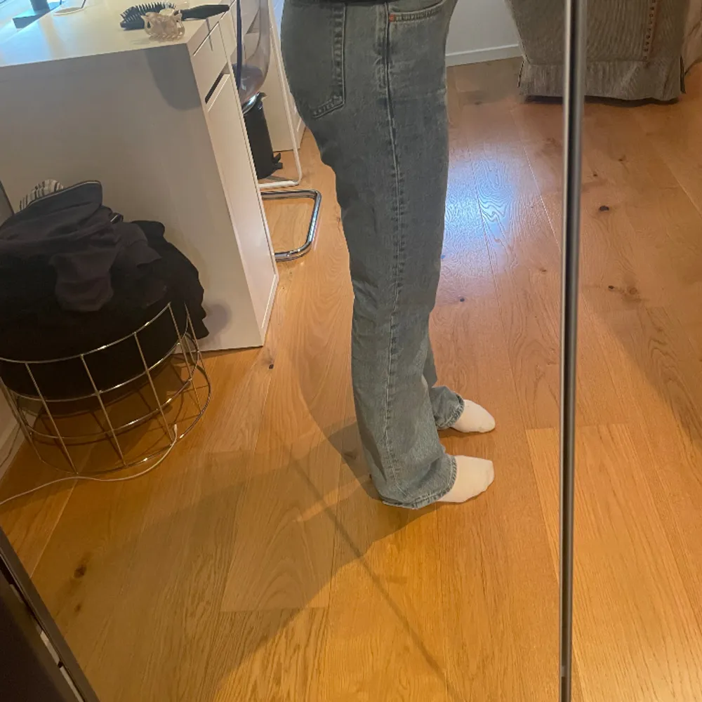 Säljer dess jättefina jeans då de är för stora (det är därför det ser så konstigt ut på bilderna) har använts ett par gånger men har inget slitage💗. Jeans & Byxor.