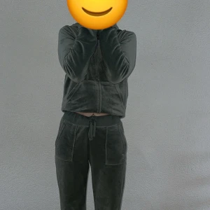 Juicy sett - Säljer nu mitt juicy sett som e använt 1 gång. Byxorna är storlek M och tröjan storlek S 💗