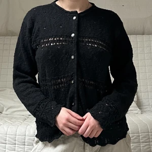 Svart Kofta - En vintage svart kofta med knappar i storlek 34/36❤️