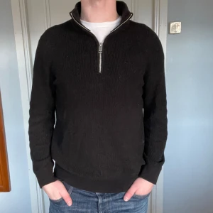 Svart Halfzip H&M - Tja! Säljer nu denna halfzip från H&M. Väldigt skön tröja med god kvalite för att vara H&M. Storlek: M, passar även S. Skick: 8/10. Modellen är 186 och väger 79kg. Kontakta oss för fler bilder eller info!
