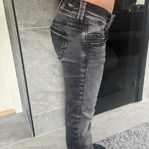 Intressekoll på mina grå svarta pepe jeans 