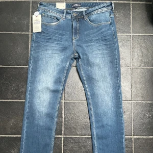 Jeans med hög midja  - Högmidjade jeans med Slim passform och långa i benen. Oanvända med prislapp.