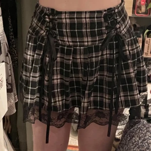 Kjol💕 - En rosa och svart rutig kjol som har lite e-Girl vibe som är väldig söt💕