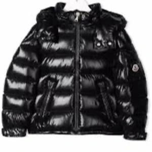 Moncler maya - En moncler jacka, ej äkta men nfc funkar. Size 3/L