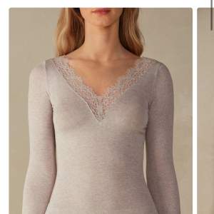 Säljer min jätte fina beiga intimmisimi tröja med spets, då den inte kommer till användning. Köptes för 450kr! Använd 3 gånger ser helt ny ut!💕
