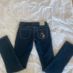 Lågmidjade baby phat jeans💋 - Jätte snygga lågmidjade baby phat jeans i perfekt skick! Storlek 5 som är 36 EU storlek. Jag brukar ha 26-28 i jeans och dom här passar perfekt. Är 173 och dom passar jättebra längd mässigt. Om ni har några frågor är det bara att skriva😘