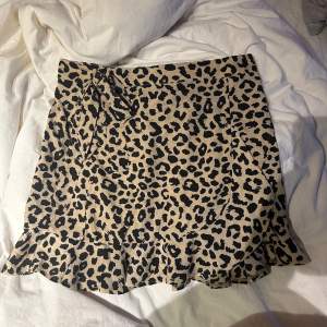Leopard kjol från SHEIN, knappt använd så nyskick. 🤍