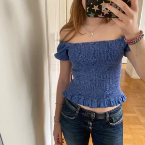 Zara topp - Så söt jeans topp från zara som nästan aldrig är använd. Barnstorlek men passar xs/s😊😊 