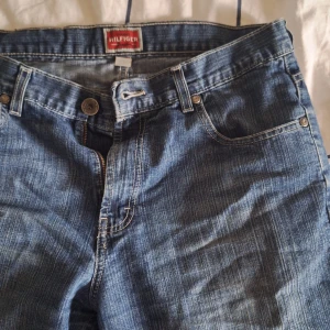 Tommy Hilfiger jeans - Så snygga tommy hilfiger jeans som e lite baggy. Säljer då de inte längre passar. Benen är ganska raka, men breda så de är inte skinny. Kom privat för mått eller fler bilder.🫶