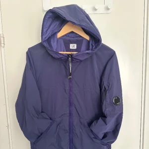 C.P. Company Jacket Purple Medium  - Fräsch och slutsåld höst/vår jacka från C.P. Company som söker nytt hem, då den inte får den kärlek den behöver längre. Använd endast en höst kond: 8/10. Inköpspris 4500kr. Tveka inte att höra av dig vid frågor eller fler bilder😄🤝