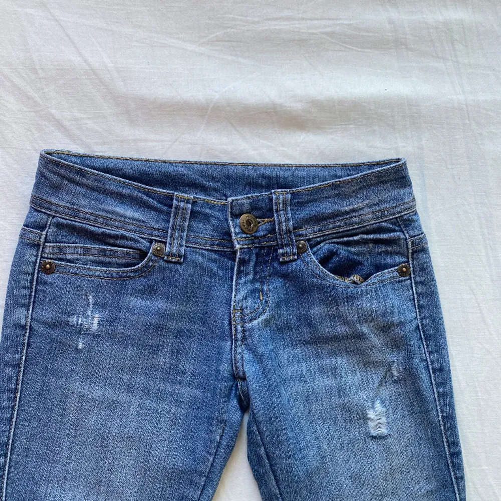Säljer dessa snygga jeans med lite hål. Tyvärr försmå och har därför ingen bild på. Säljs för 249kr!. Jeans & Byxor.