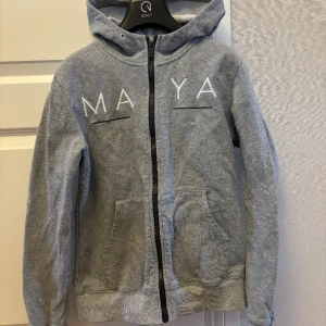 Maya Delorez hoodie - Maya Delorez zip hoodie Saknar snören  Pris går att diskuteras
