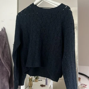 Stickad tröja - Skön mörkblå stickad tröja. Den är lite nopprig, men annars mycket fin