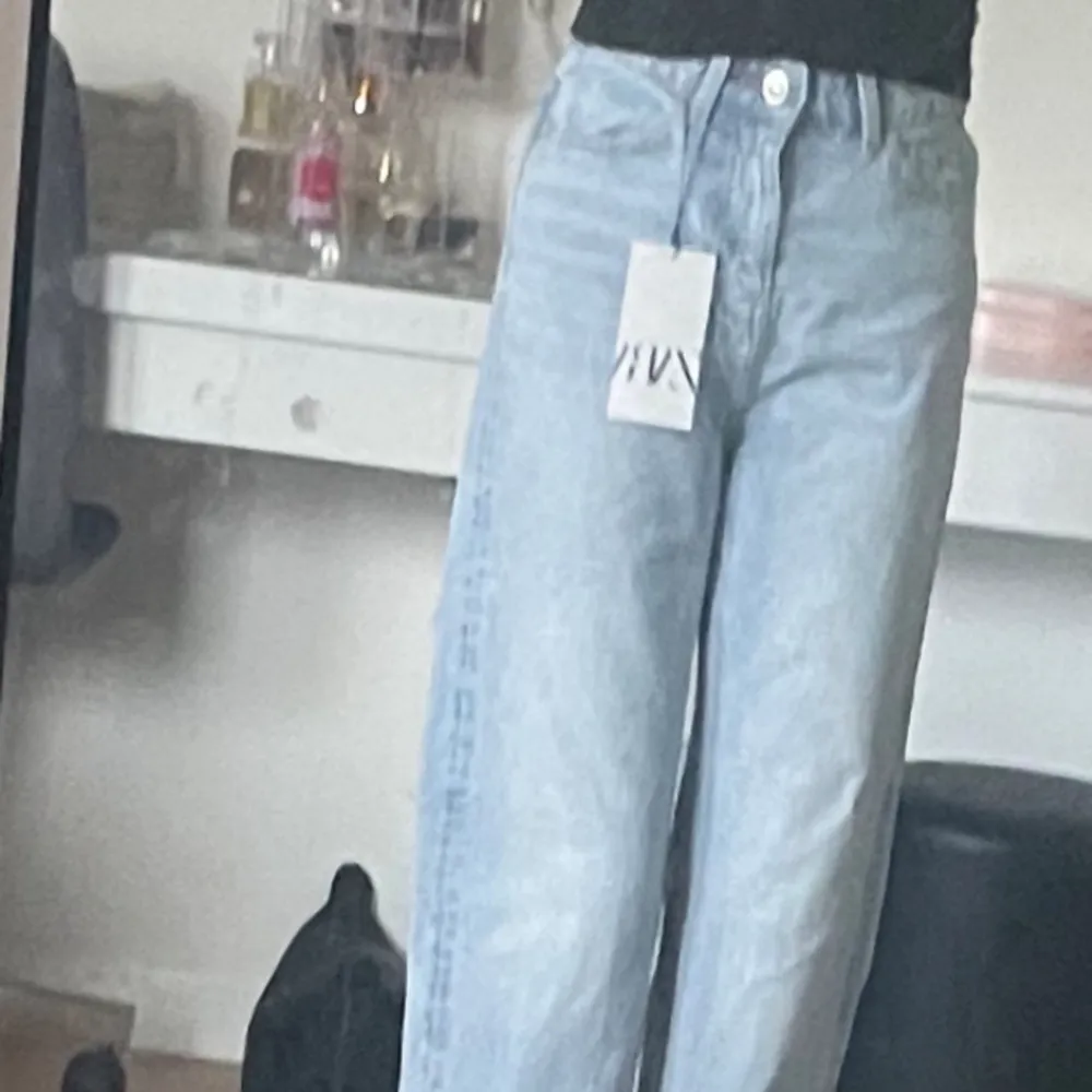 säljer dessa supersnygga jeans super bra sick aldrig använda från Zara i storlek 32. Jeans & Byxor.