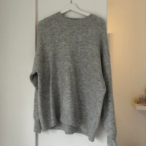 Grå stickad tröja  - Grå stickad tröja från H&M i storlek L. Bra skick. 