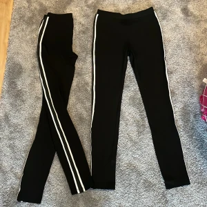 Leggings från Lindex - Säljer dessa svarta leggings från Lindex. Jag har två stycken och jag säljer de för 50kr styck. Väldigt bra skick med inga tecken på användning. De är i ett väldigt stretchigt och mjukt material. För mer info om längd osv, skriv till mig💕