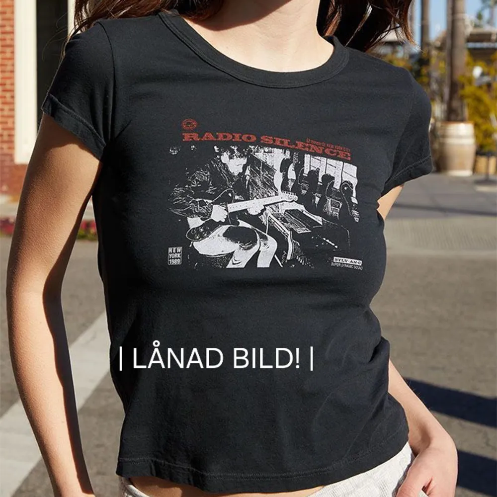 Säljer min supersnygga Radio Silence t-shirt från Brandy Melville som inte säljs längre!!🎧🎸 | Är som i nyskick! | Nypris: ca 270 kr | Tveka inte att höra av dig vid frågor eller funderingar! | Använd gärna 