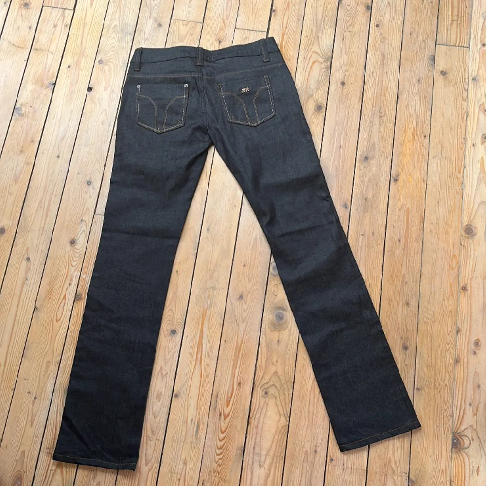 Jeans ifrån miss sixty med mörkblå tvätt💙 Midjemått: 39cm Innerbenslängd: 84cm Hela byxans längd: 104cm. Jeans & Byxor.