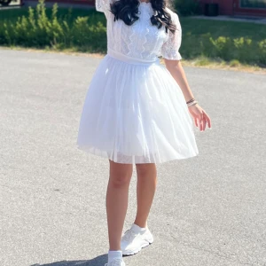 Studentklänning  - Säljer min otroligt fina studentklänning, använd 1 gång, inga fläckar och helt ren. Köpt för 2500kr 