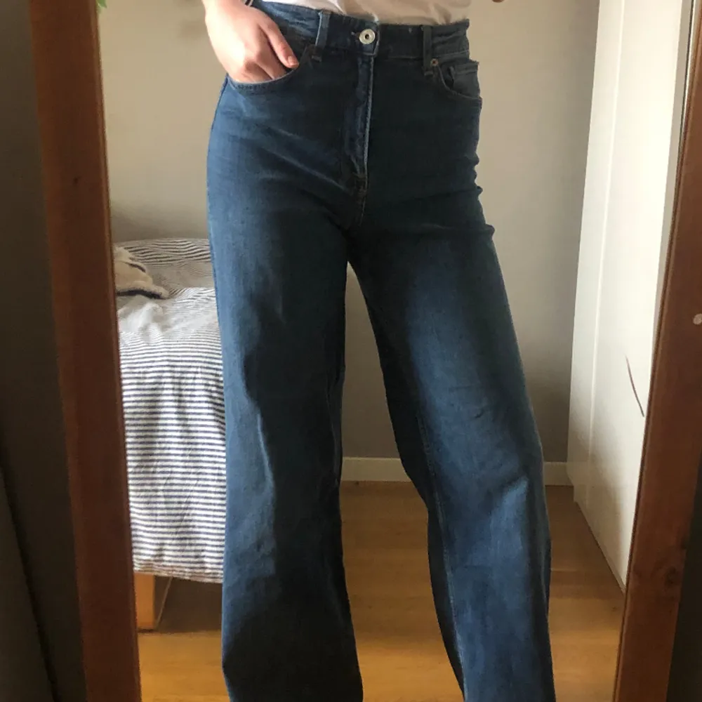 Högmidjade jeans från hm, storlek 38💕 säljer pga för stora. Kom privat för fler bilder eller frågor, priset kan diskuteras💕. Jeans & Byxor.