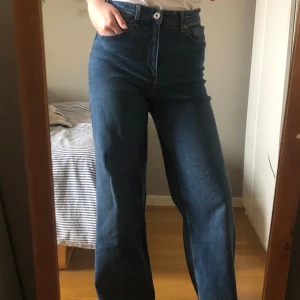 Högmidjade jens - Högmidjade jeans från hm, storlek 38💕 säljer pga för stora. Kom privat för fler bilder eller frågor, priset kan diskuteras💕
