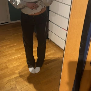 Jeans - Så fina bruna jeans med medelhög midja.