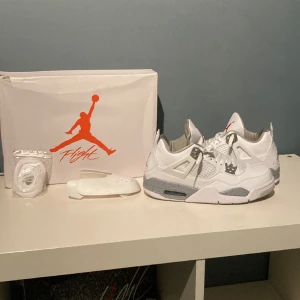  Säljer dessa Oreo Jordan 4 Superbra skick har använts en gång  -  Har ingen star loss  Helt nya från StockX nya skosnören och Chris skydd ingår går att pruta ner vid snabba affär