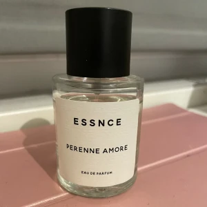 Essnce parfym - Perenne amore från Essnce. Den är en dupe på populära Valentino donna born in roma. 