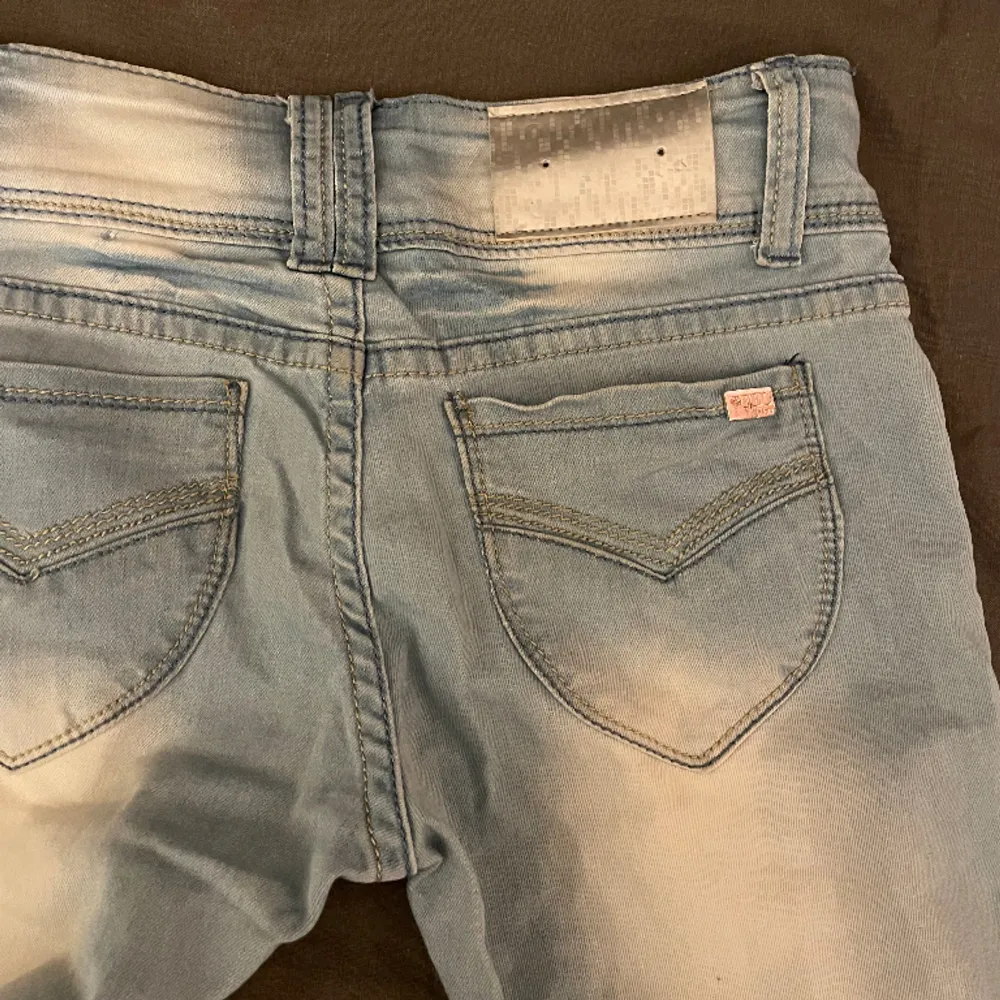 Dessa utsvängda, bara testade, lågmidjade jeans❤️ 72 waist, 70 innerbenslängd . Jeans & Byxor.