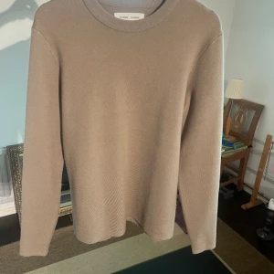 Samsoe samsoe tröja - Samsoe samsoe tröja, beige, storlek M  Skick 9/10  Nypris 1200 Mitt pris 600  Använd 2 gånger  Säljes då den är något för stor